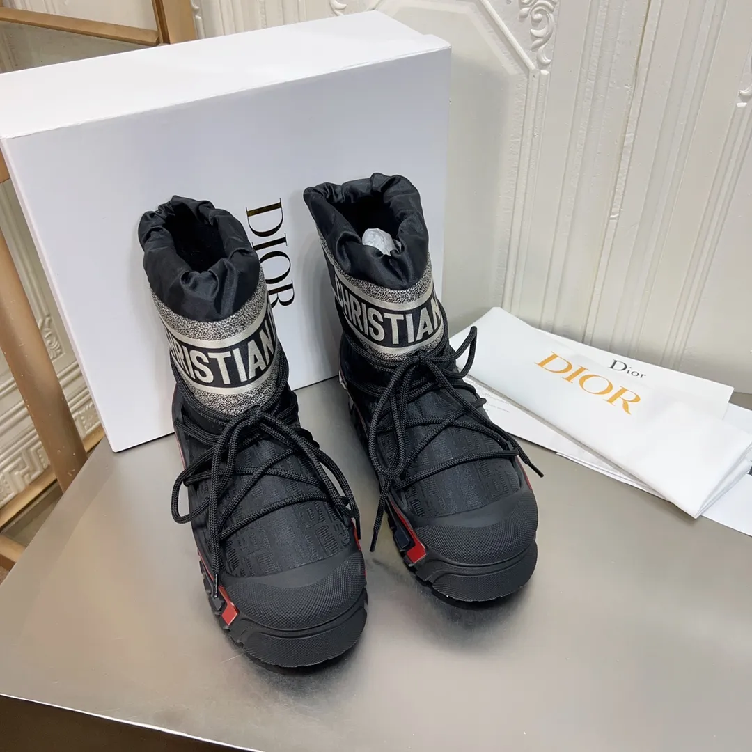 Men's shoes p600! The highest version on the market, Dior Dior's king style snow boots, ski boots, fat and cute, so cute →_→ from the DiorAlps limited series, unique. Shiny nylon Oblique print upper with criss-cross straps for an ideal fit. The technical fabric of the boot shaft, short-cut version, can be worn in the city or in the mountains. It makes the calf slimmer and taller, warm and concave. The boot shaft and sole are made of original waterproof padded lining. The embroidered fabric is original star ⭐ rubber non-slip thick sole and multi-module combination outsole. The size is 35-40. 41Customized